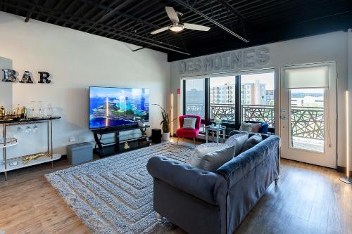 Cartier-Lux DT Unit-Skyline Views