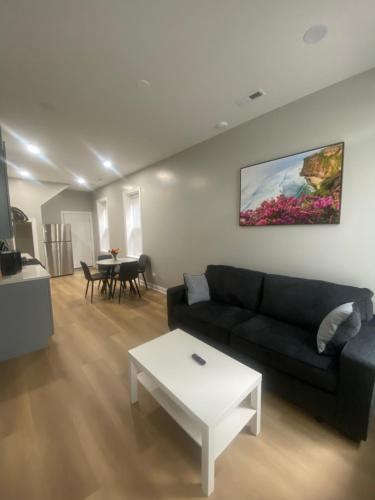 Stylish 1BR Quick Ride to Downtown