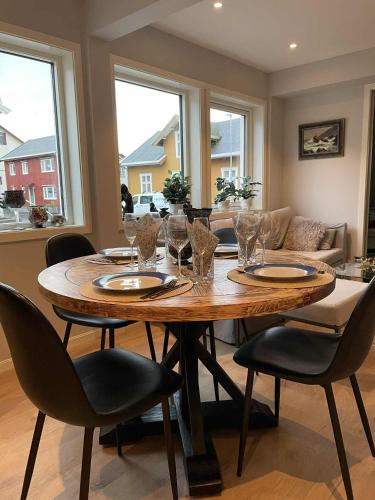 . Flott moderne leilighet meget sentralt i vakre Sørbyen i Brønnøysund for inntil 5 pers