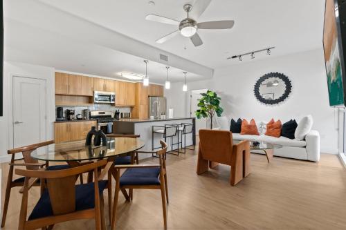Emerald Oasis' Upscale & Serene Retreat - Walk to Beach & Pool & Gym, Los Angeles