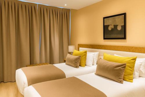 1 double bed, 2 twin beds