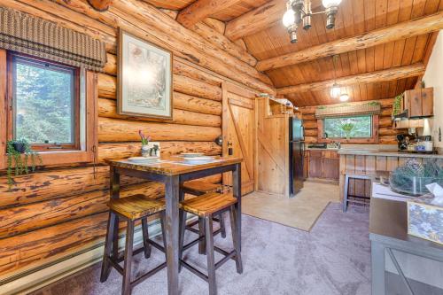 Hike, Fish and Explore Homer Spit Forested Cabin!, Homer (foto 8)