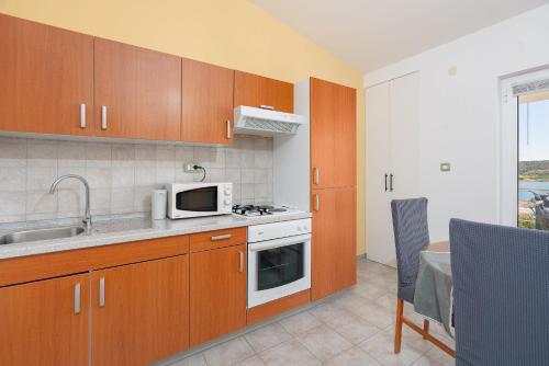 Apartments Mare - sea view - image 4