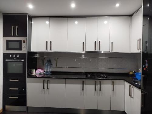 Sofia Évora Spínola (Sofia Evora Spinola) in โมสเตย์โรส