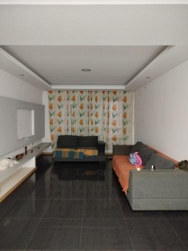 Sofia Évora Spínola (Sofia Evora Spinola) in โมสเตย์โรส