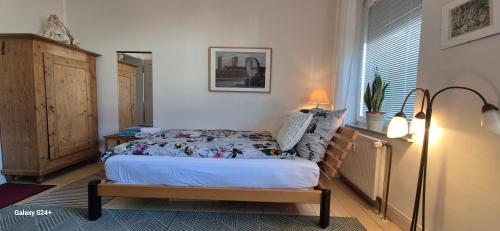 Schoenes helles Zimmer mit Bad, Nähe Bilk, Nähe Uni, Düsseldorf (Foto 2)