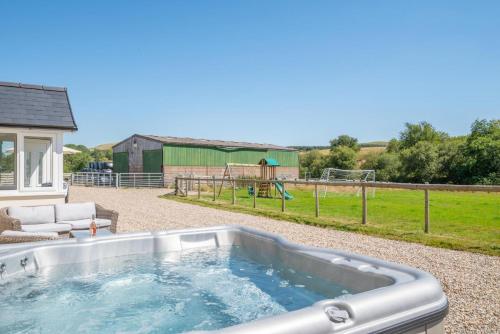Iekārtas, 4 Bed in Welshpool oc-wab267 in Lanerfaila