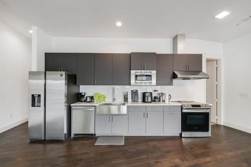Cozy loft style 2BR I Gym I Parking I Workspace in Dallas, USA