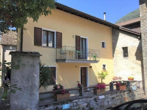 Holiday home in Verscio with swimming pool in Verscio, Schweiz