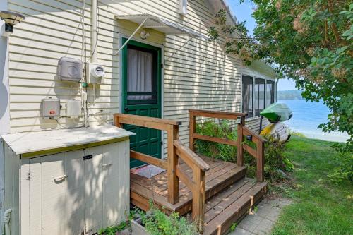 Dock and Rowboat Beechnut Bungalow on Keuka Lake in Кеука Парк (Нью-Йорк)