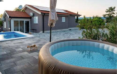 Peldbaseins, Luxurious Home In Drum in Drum