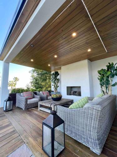Spectacular City Mountain Views Remodeled Open Plan 3 bdr Home Pool Jacuzzi Oasis in Encino