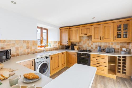 Facilities, 3 Bed in Mawgan Porth oc-s29403 in Trenance