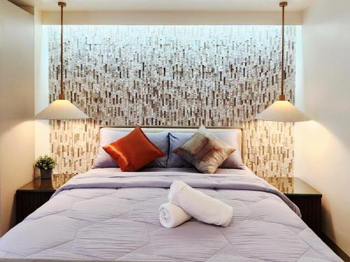 29c BGC Cozy Suite Steps Away From Major Malls with FREE Parking and Gym with Fast Wi-fi, Manila