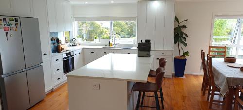 Private Beach House with Heated Pool & Hot Tub, Auckland (Foto 3)