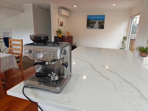 Private Beach House with Heated Pool & Hot Tub, Auckland (Foto 4)