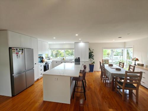 Private Beach House with Heated Pool & Hot Tub, Auckland (Foto 6)