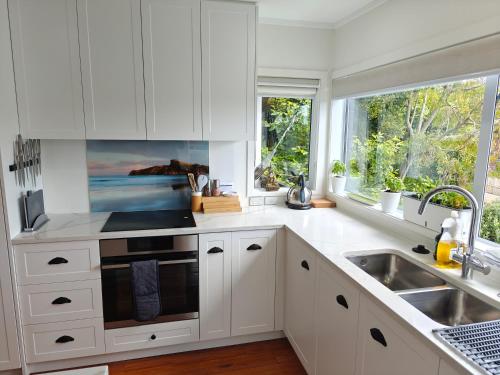 Private Beach House with Heated Pool & Hot Tub, Auckland (Foto 10)