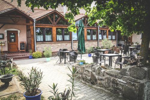 Borostyankert Etterem & Vendeghaz in Sitke