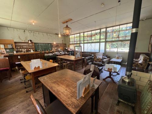 'Yamaneko Hotel 'The Untouched School, Saunas, Serenity & Feline Friends