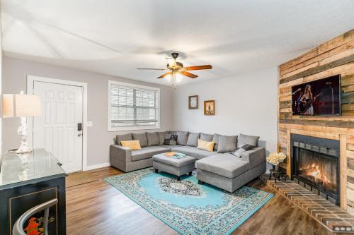 Cute & Cozy - Minutes from Downtown & BNA