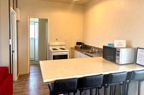 Kitchen, Parkside Motel and Apartments in New Plymouth