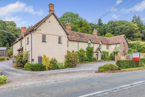 Facilities, Castle of Comfort in Dodington