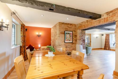 Facilities, Castle of Comfort in Dodington