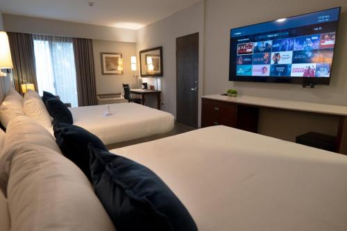 2 queen beds