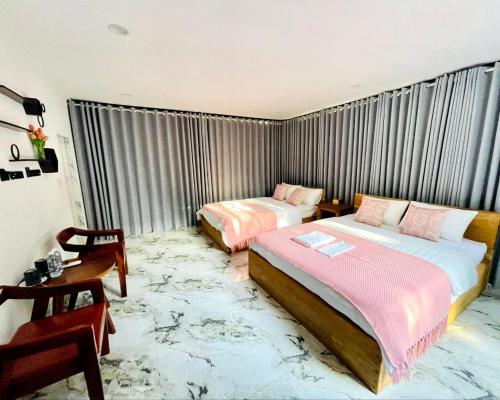 1 queen bed, 1 double bed