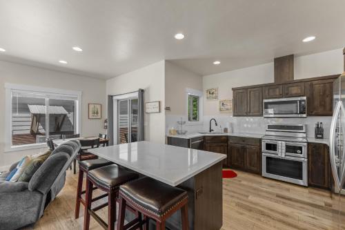Deer Forest Bungalow- near golf, paths, dwntwn w/hot tub & pet friendly