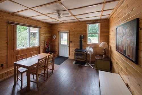 Lodge at Madawaska Ideal for Groups and hiking in South Algonquin (ON)