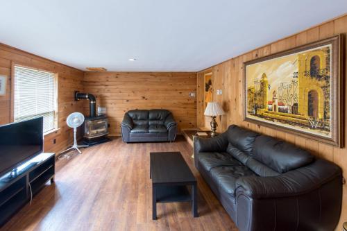 Lodge at Madawaska Ideal for Groups and hiking in South Algonquin (ON)