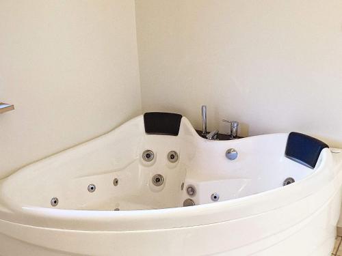 Spa, 10 person holiday home in Væggerløse-By Traum in 伊德斯特納