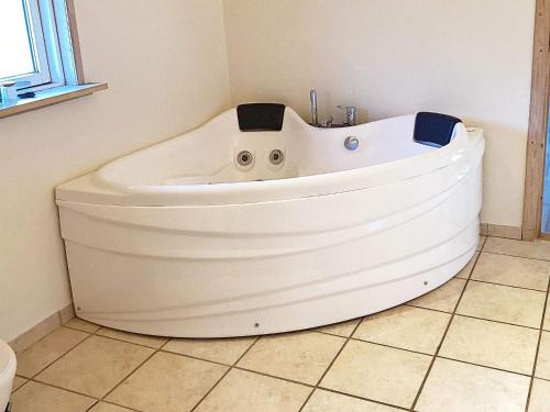 Spa, 10 person holiday home in Væggerløse-By Traum in 伊德斯特納