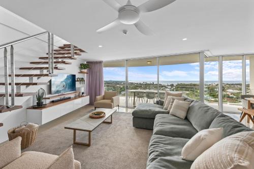 Beachside Penthouse w Private Rooftop & Oceanviews