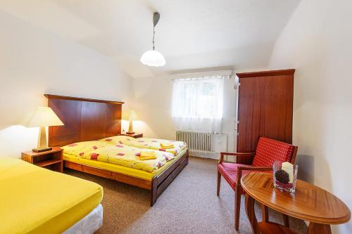 2 queen beds, 1 twin bed, 2 bunk beds
