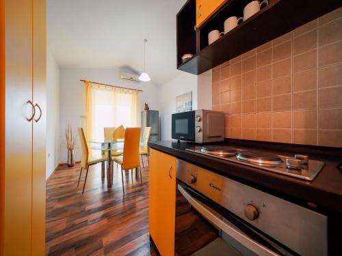 virtuve, Charming 2-Bed Apartment in Ljubač