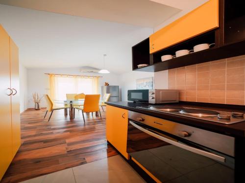 virtuve, Charming 2-Bed Apartment in Ljubač