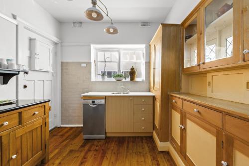Fairlight 2-Bed Apartment Steps from the Beach - image 4