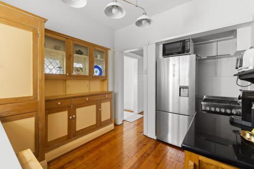 Fairlight 2-Bed Apartment Steps from the Beach - image 11