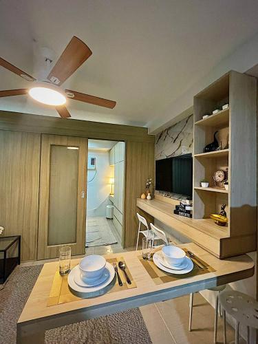 Shore 1 Residences - ÜniQa Suite - MOA Area, Manila