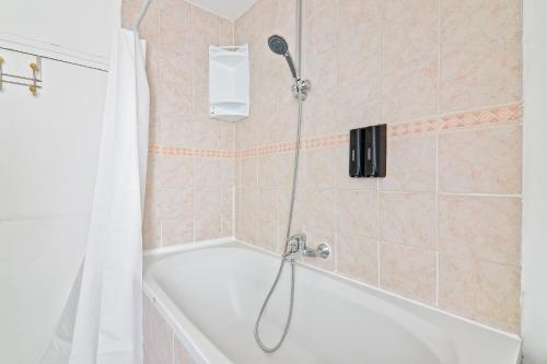 Center of Paris Luxurious Studio Apartment Free NetFlix - image 7