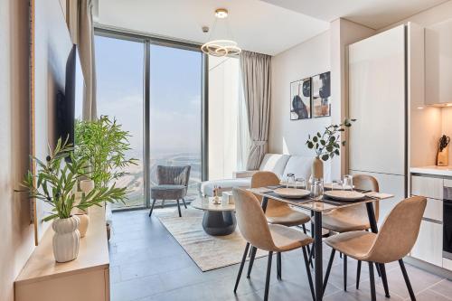 STAY BY LATINEM Luxury 1BR Holiday Home CB 3607 Near Burj Khalifa, Dubaj (zdjęcie 2)