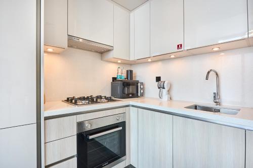 STAY BY LATINEM Luxury 1BR Holiday Home CB 3607 Near Burj Khalifa, Dubaj (zdjęcie 4)