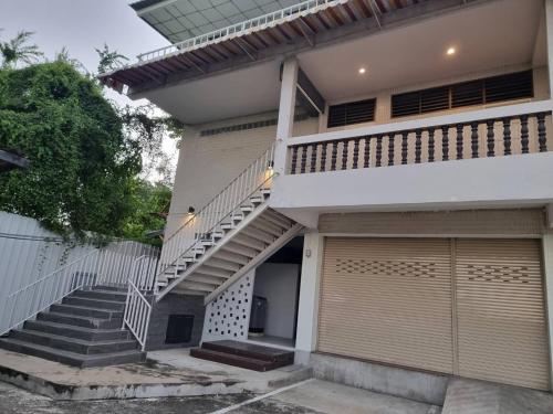 ทัศนียภาพภายนอกโรงแรม, แอท เกท สุวรรณภูมิ แอร์พอร์ต (At Gate Suvarnabhumi Airport) near โรงพยาบาลสิรินธร