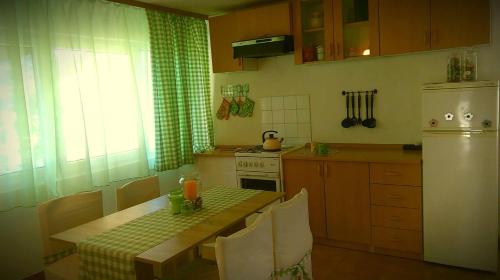  Apartment Roko in Rogač