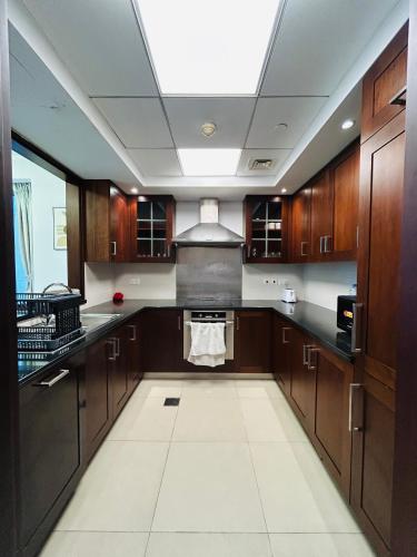 Versatile 1BR with Burj Khalifa View - image 6