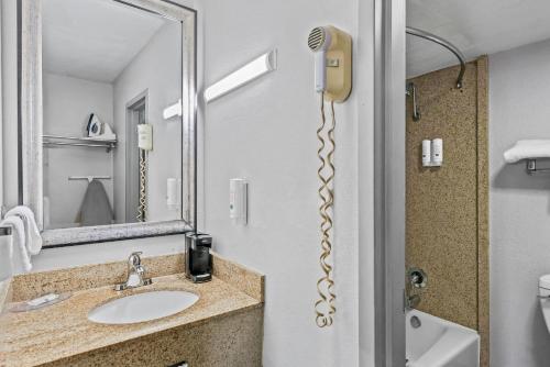 Quality Inn Bowling Green - image 10