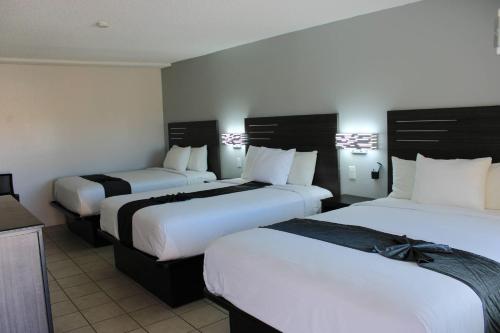 Rodeway Inn Yuma Downtown Room Type - Family Room with Three Queen Beds - Non Smoking/Exterior Hall
